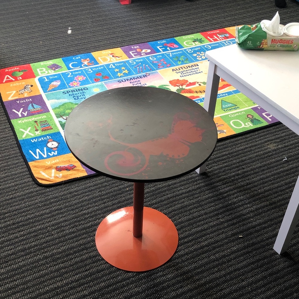 🏋️‍♂️ Retro Metal Round Side Table with a Butterfly Design